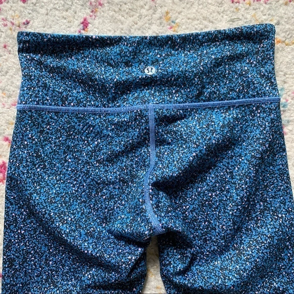 Lululemon‎ Lululemon Wunder Under Crop III in Blue, Pink & Black sz 4